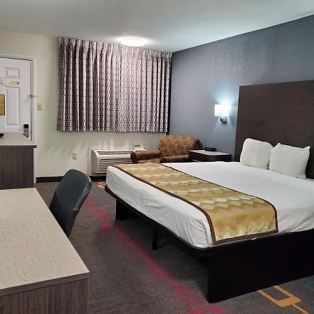 Days Inn By Wyndham לאוטון מראה חיצוני תמונה