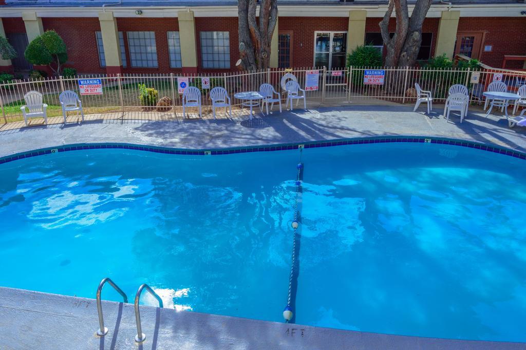 Days Inn By Wyndham לאוטון מראה חיצוני תמונה