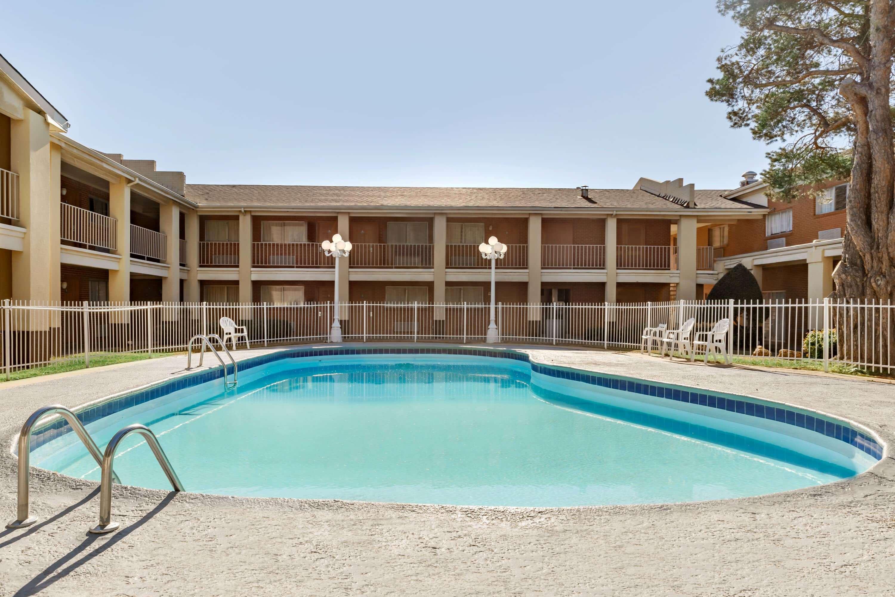 Days Inn By Wyndham לאוטון מראה חיצוני תמונה