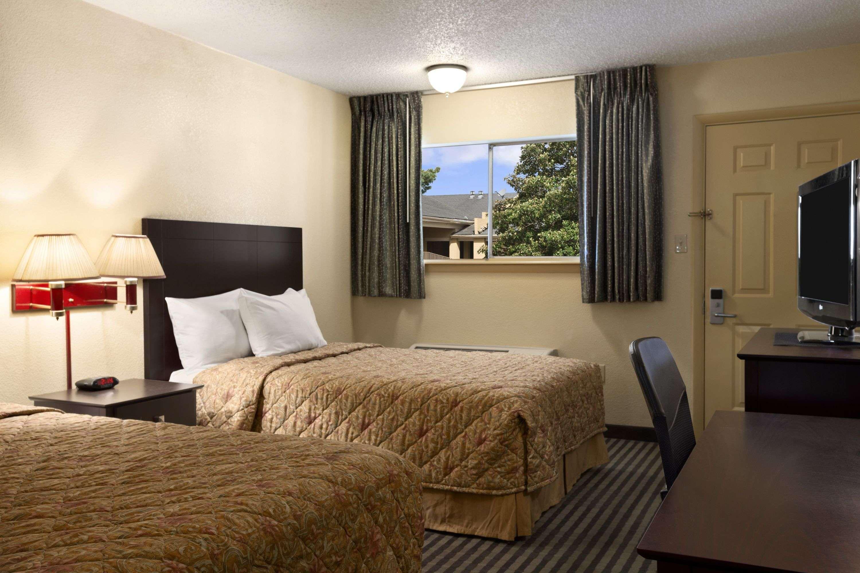 Days Inn By Wyndham לאוטון מראה חיצוני תמונה