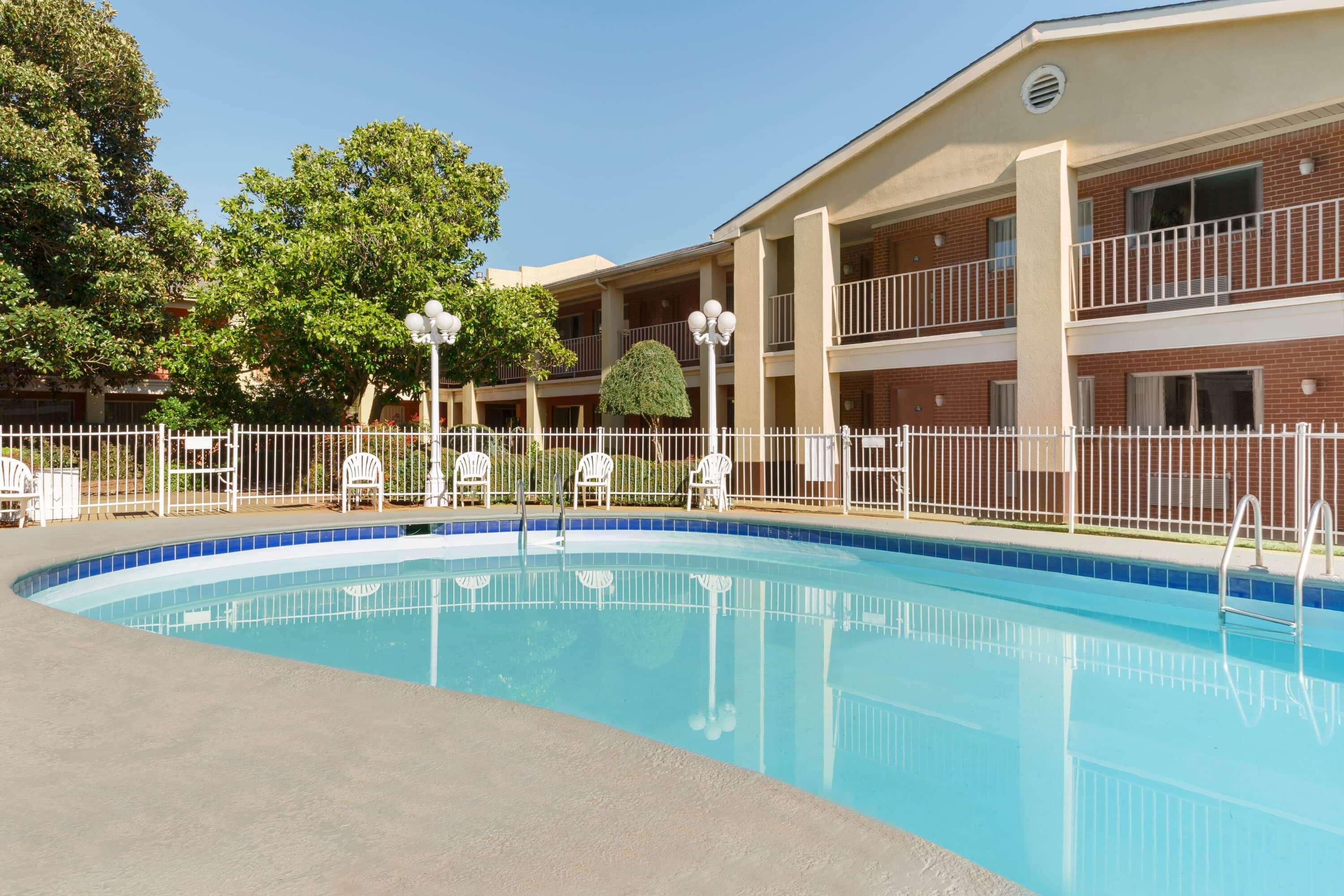 Days Inn By Wyndham לאוטון מראה חיצוני תמונה