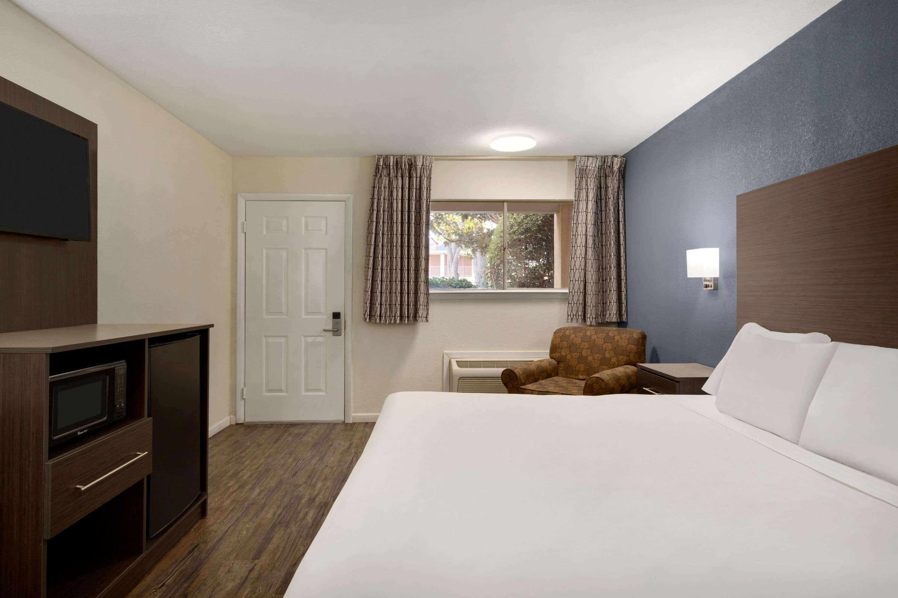 Days Inn By Wyndham לאוטון מראה חיצוני תמונה