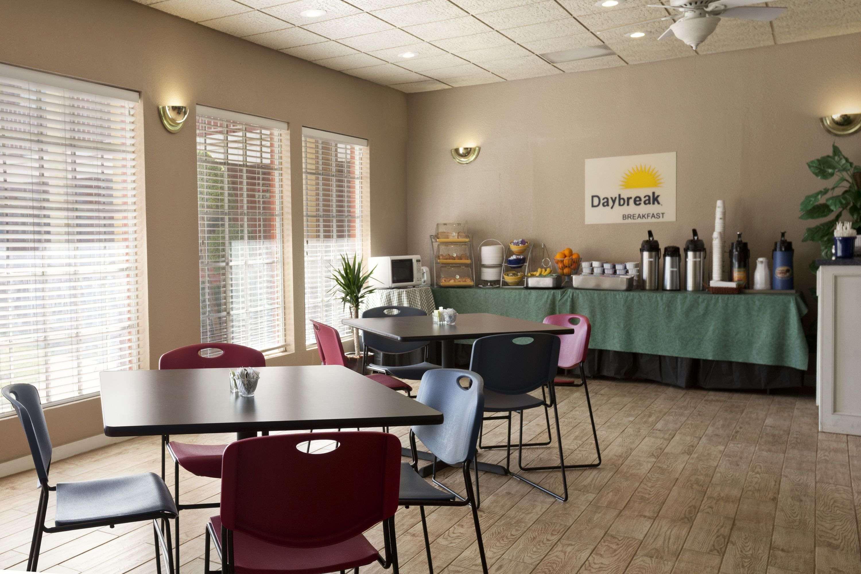 Days Inn By Wyndham לאוטון מראה חיצוני תמונה