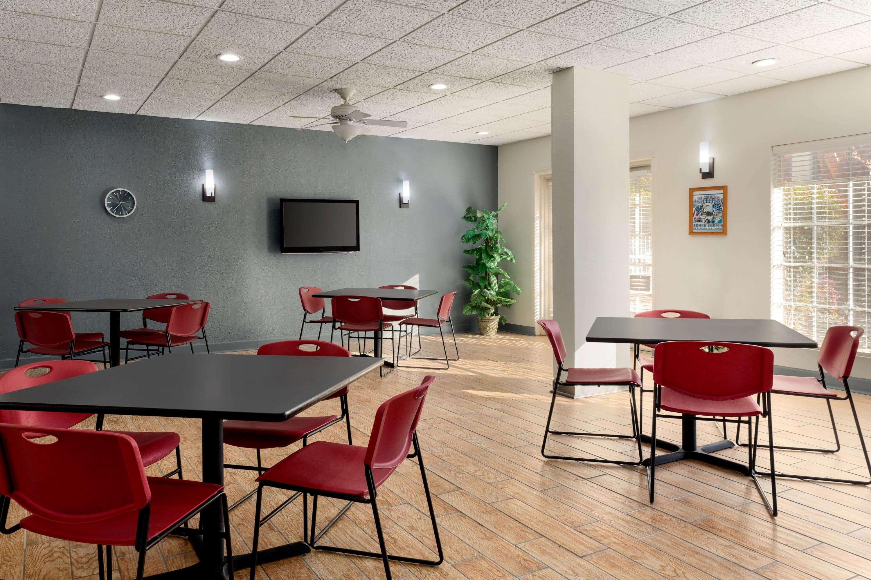 Days Inn By Wyndham לאוטון מראה חיצוני תמונה