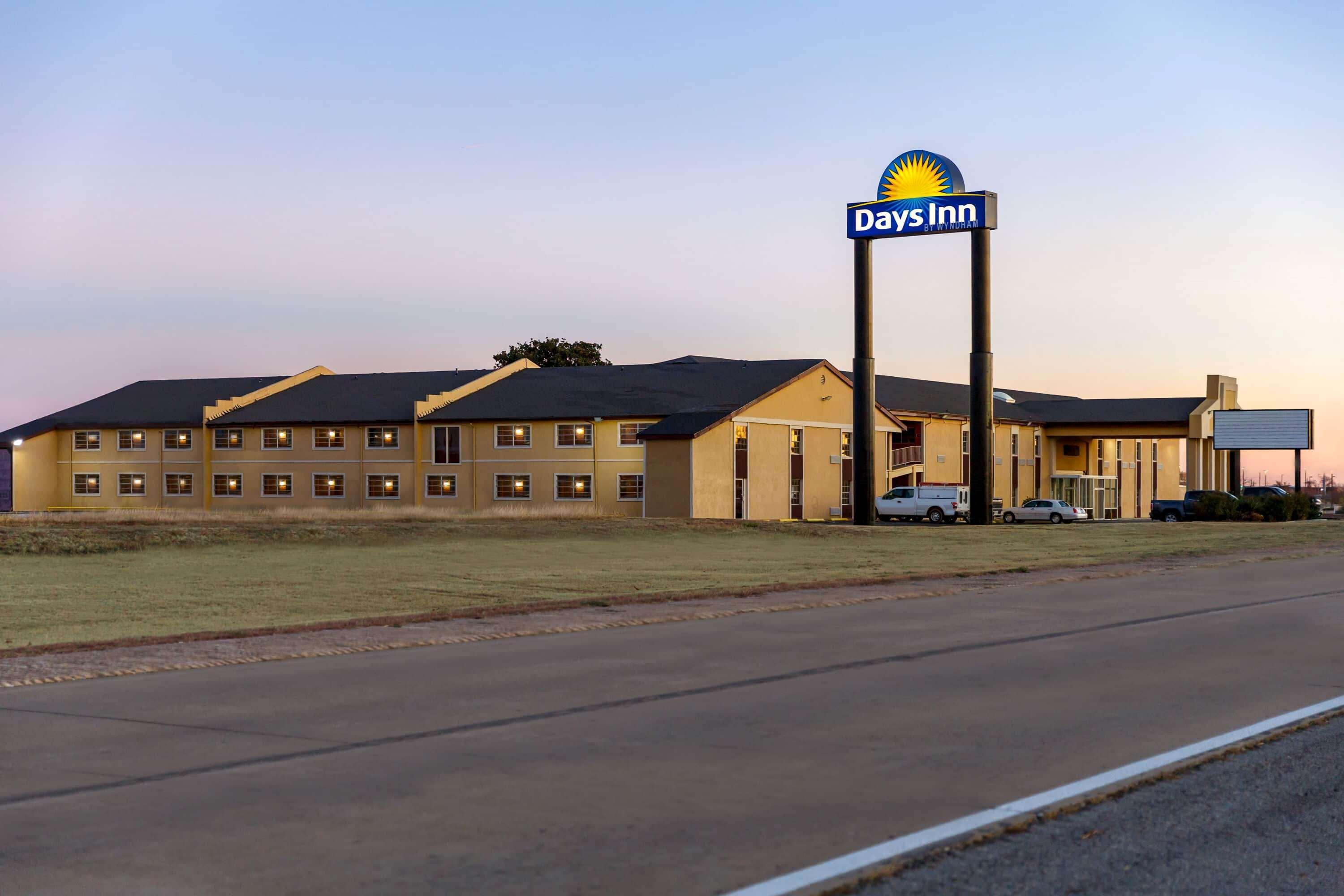 Days Inn By Wyndham לאוטון מראה חיצוני תמונה