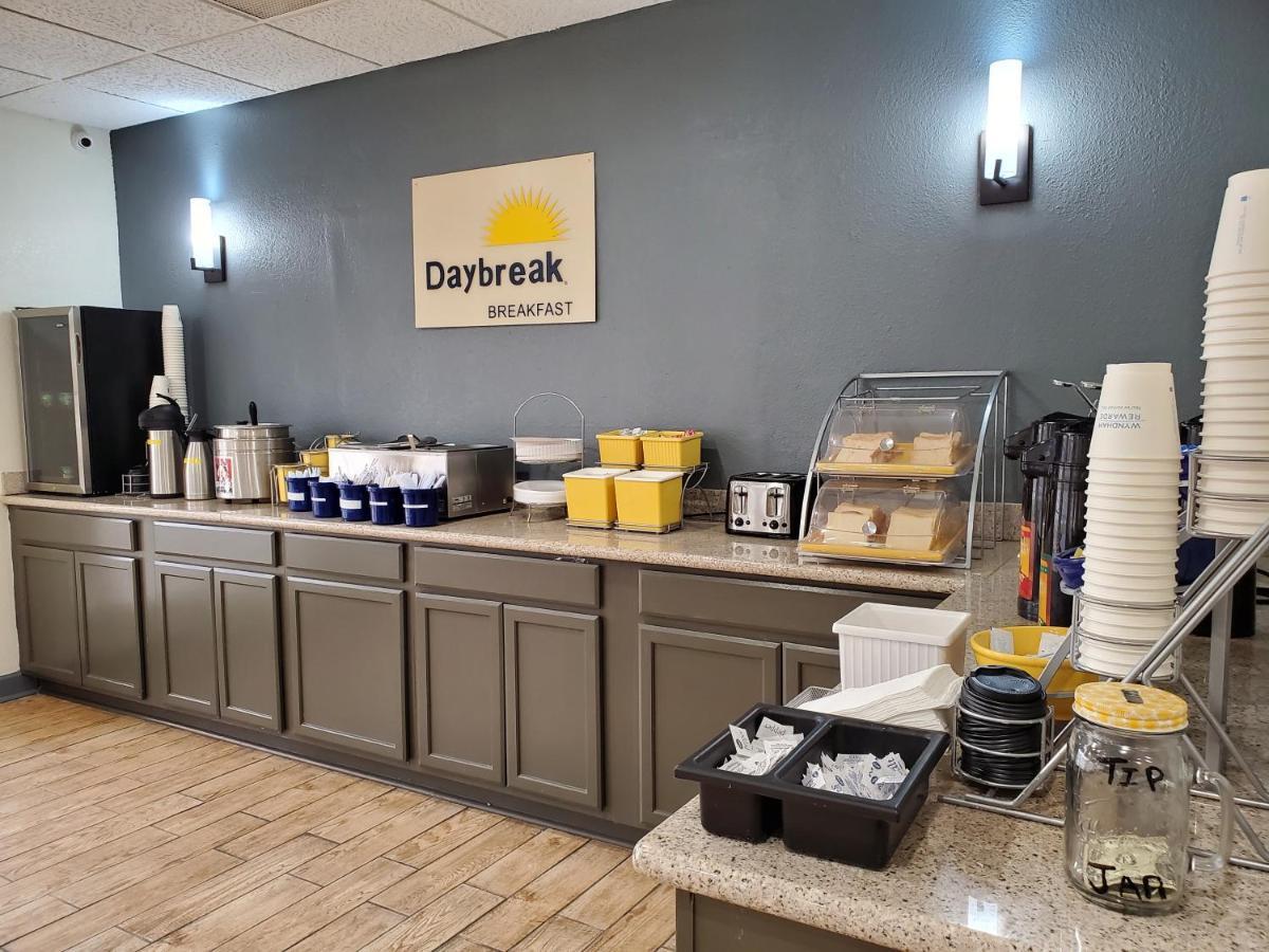 Days Inn By Wyndham לאוטון מראה חיצוני תמונה