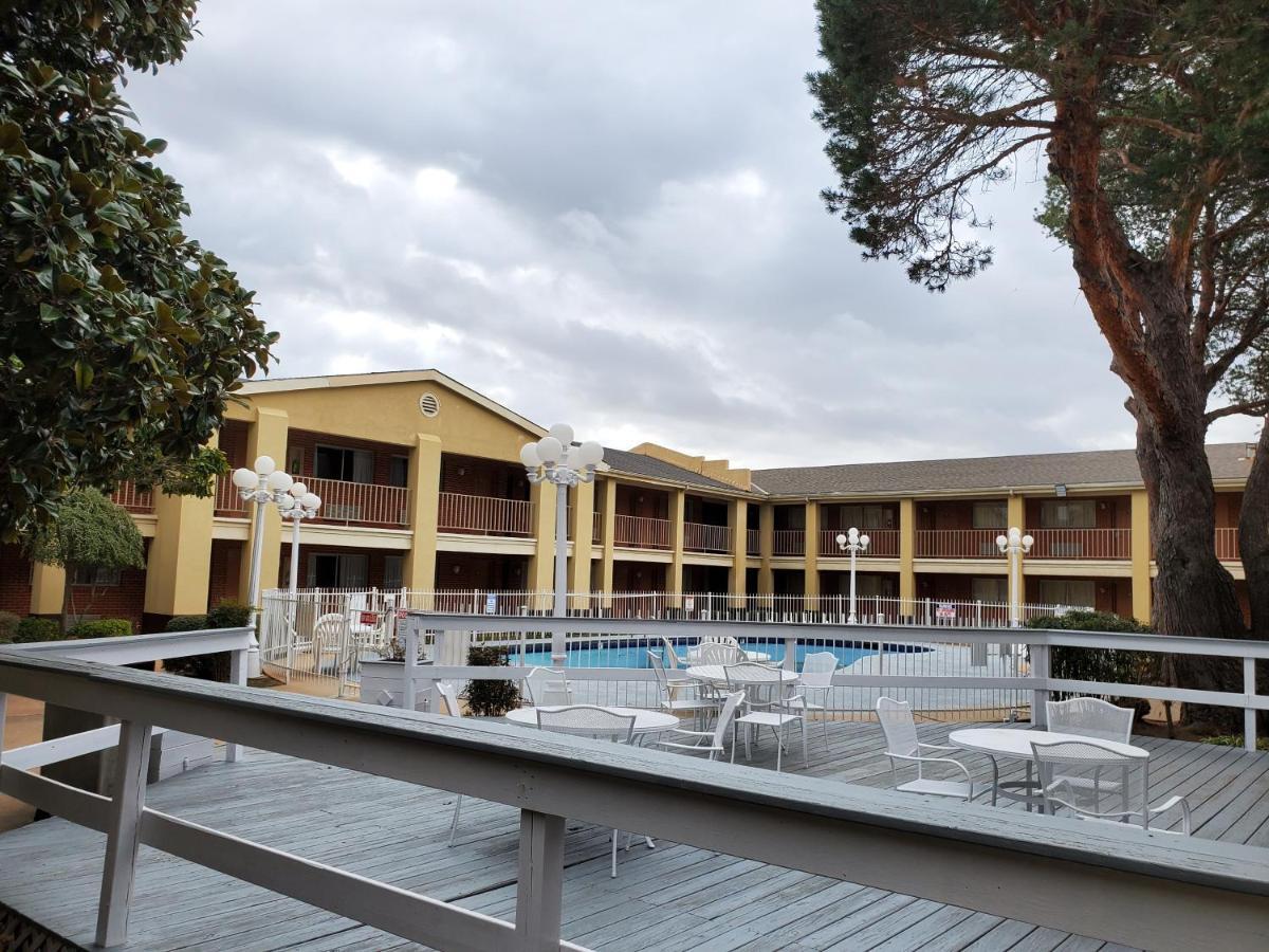 Days Inn By Wyndham לאוטון מראה חיצוני תמונה