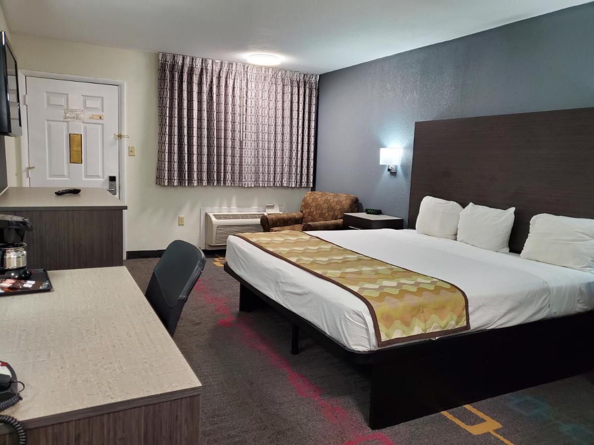 Days Inn By Wyndham לאוטון מראה חיצוני תמונה